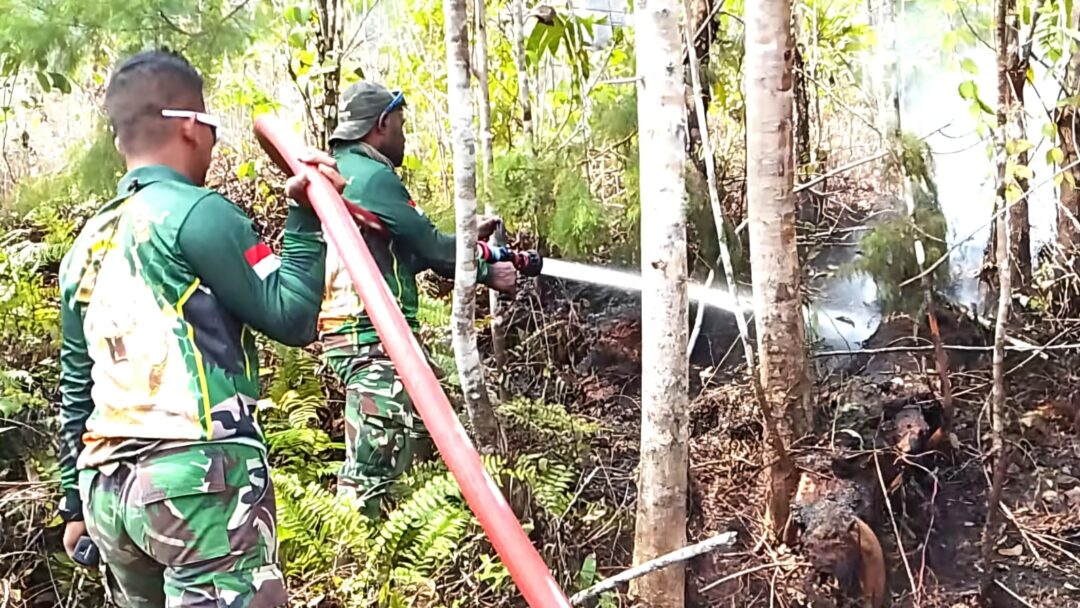 Personel Kodim 1708/BN Padamkan Karhutla di Kampung Andoki