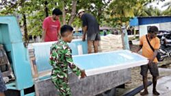 Babinsa Biak Timur Bantu Turunkan Material Renovasi SMPN 2 Padaido