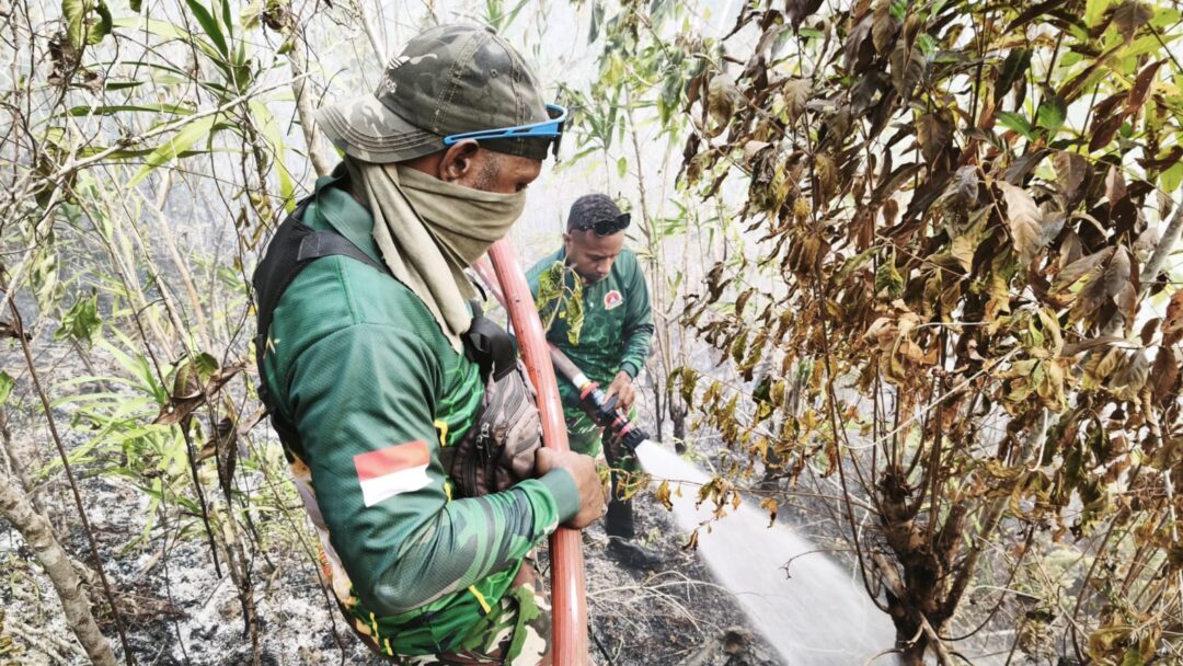 Personel Kodim 1708/BN Padamkan Kebakaran Hutan di Belakang Mes Gunadi