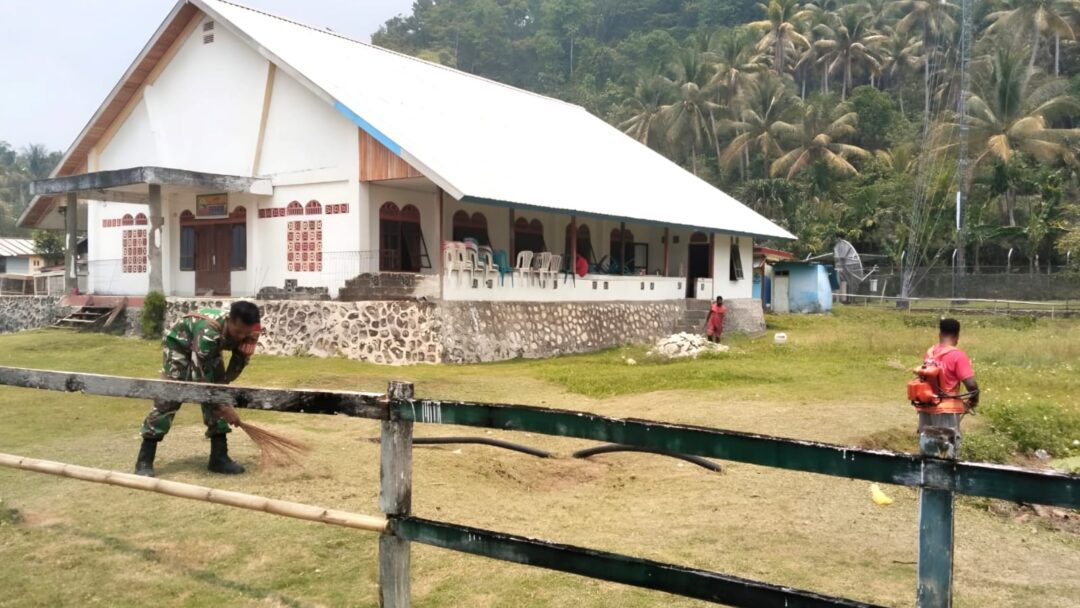 Babinsa dan Warga Gotong-Royong Bersihkan Halaman Gereja GBDP Elsada