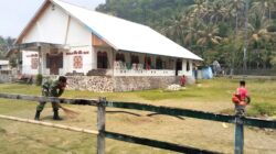 Babinsa dan Warga Gotong-Royong Bersihkan Halaman Gereja GBDP Elsada