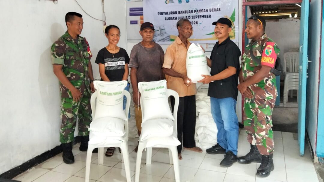 Babinsa Biak Kota Dampingi Pendistribusian Beras untuk Warga Kampung Manubabo