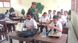 Babinsa Numfor Dampingi Pembagian MBG di SMPN 1 Numfor Timur
