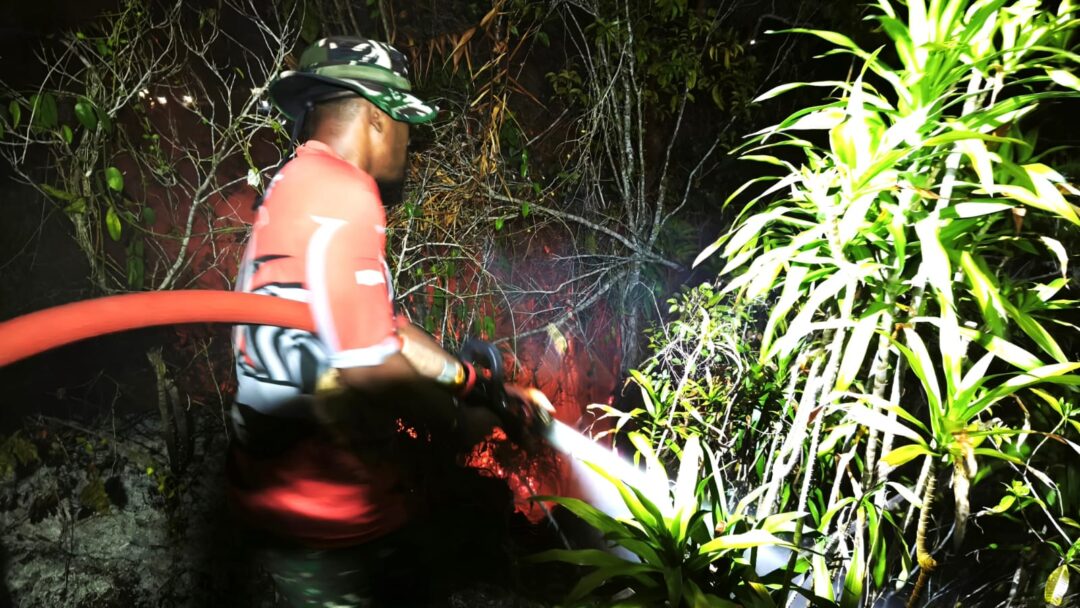 Kodim 1708/BN Padamkan Kebakaran Hutan di Kampung Nasaret Biak