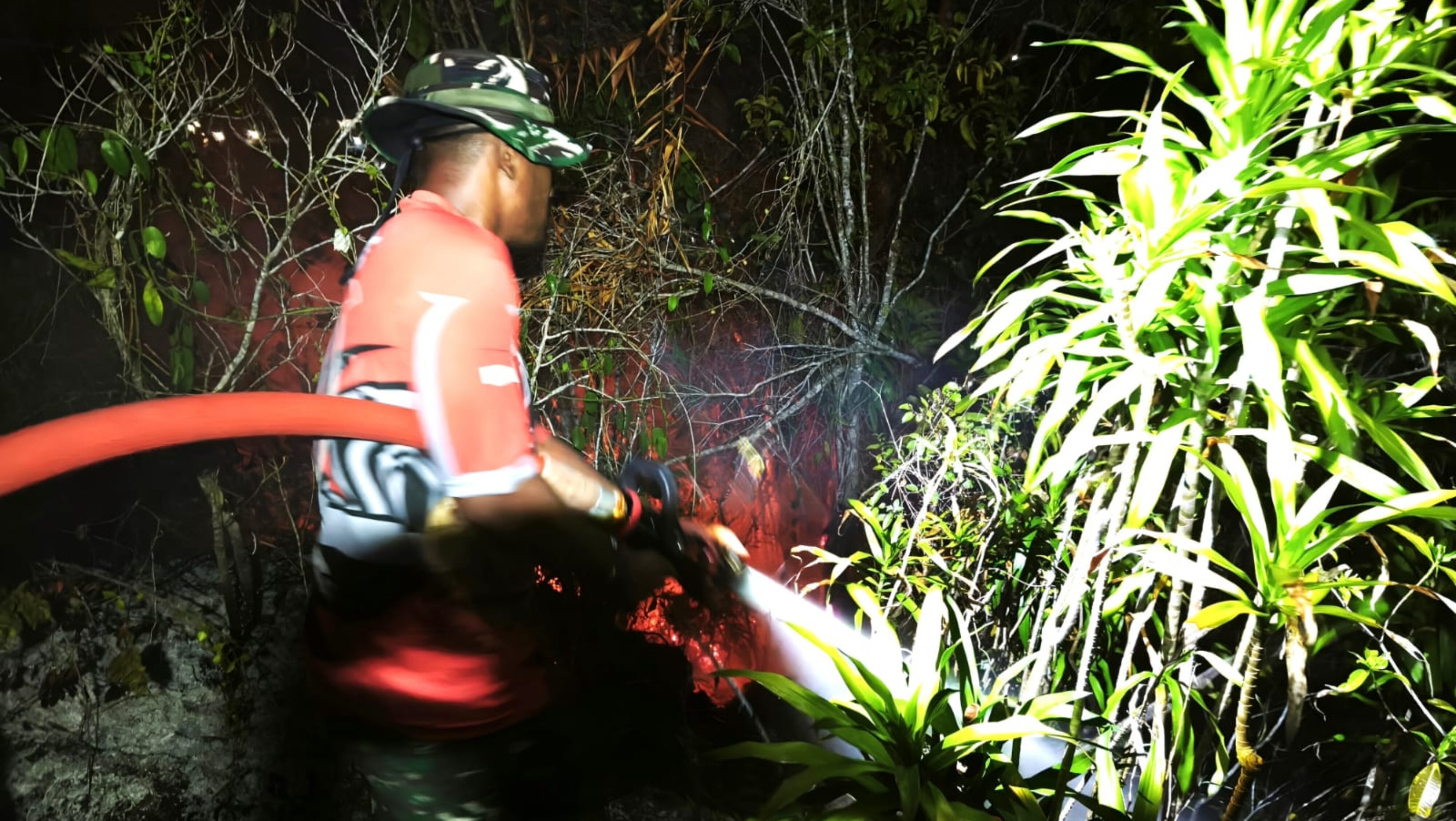 Kodim 1708/BN Padamkan Kebakaran Hutan di Kampung Nasaret Biak