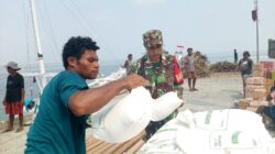 Babinsa Numfor Dampingi Penyaluran Beras Bantuan Pangan kepada Masyarakat di Distrik Poiru