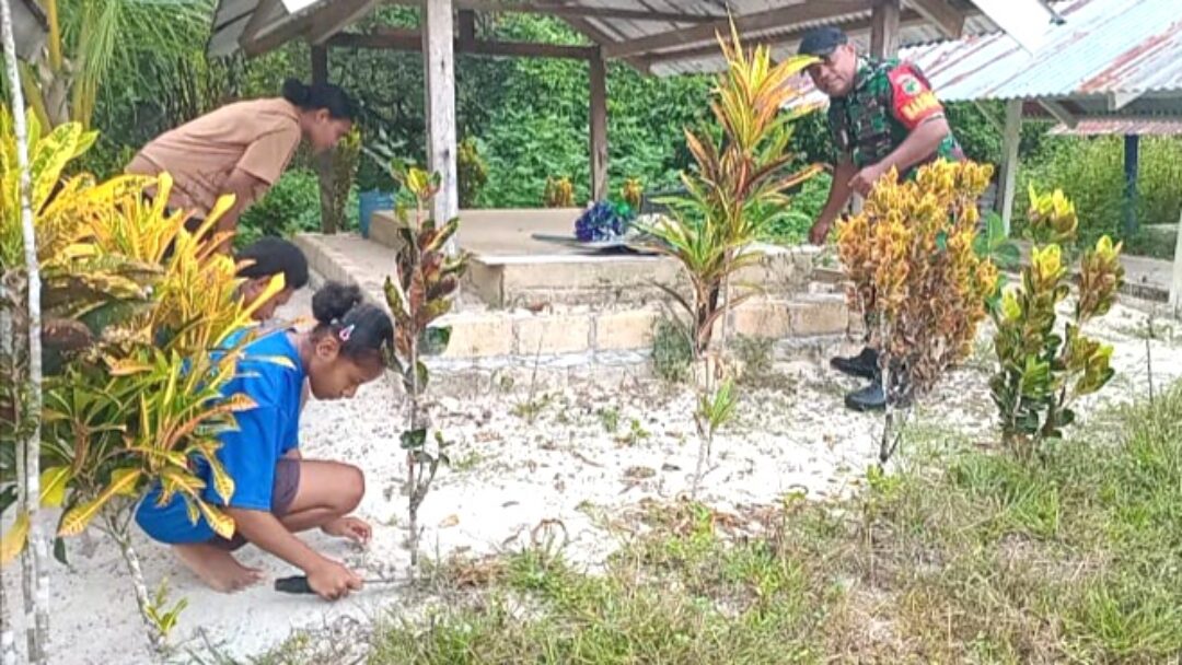 Babinsa Supiori Utara Ajak Warga Gotong-Royong Bersihkan Lingkungan Kampung Warsa