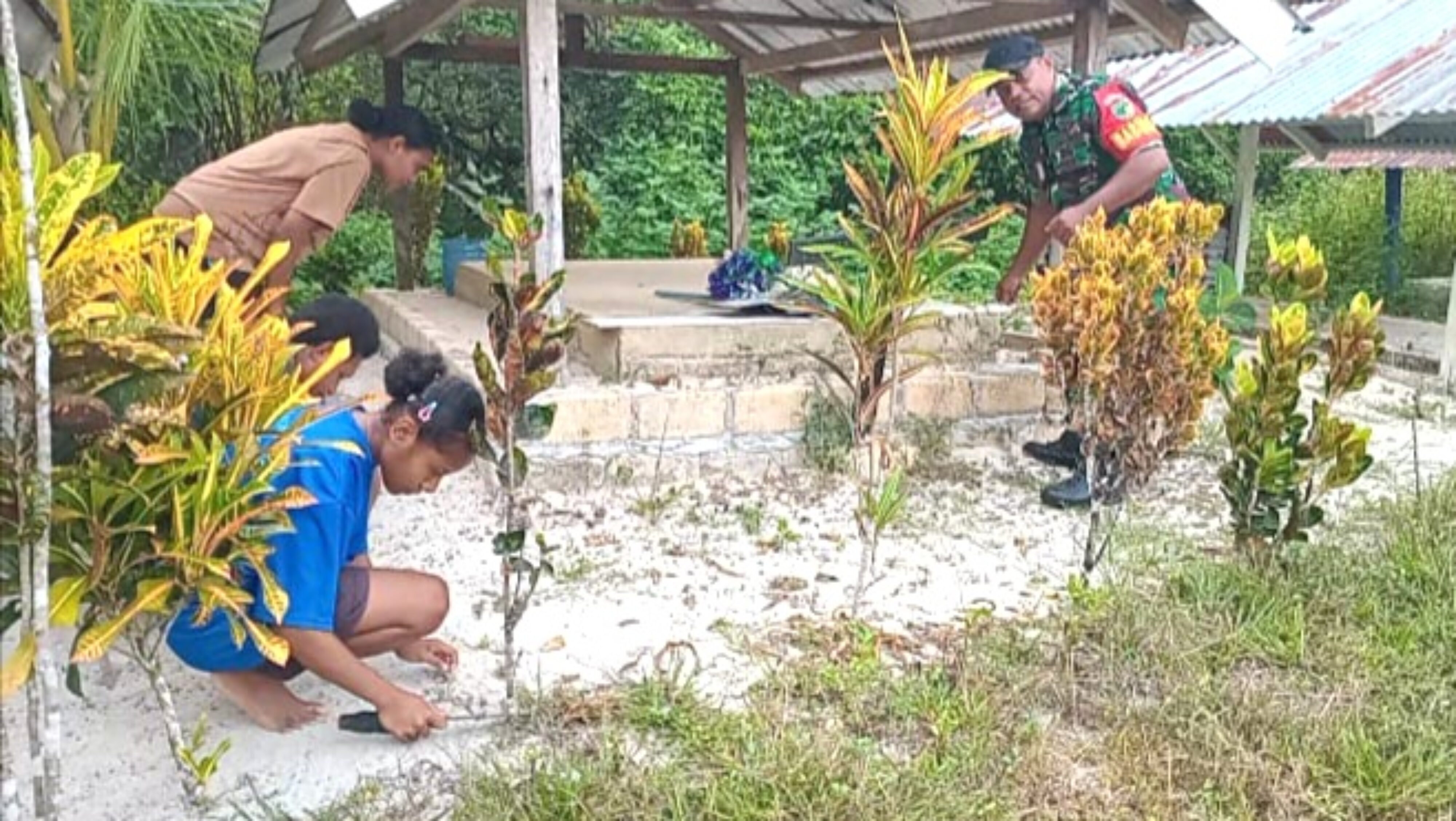 Babinsa Supiori Utara Ajak Warga Gotong-Royong Bersihkan Lingkungan Kampung Warsa