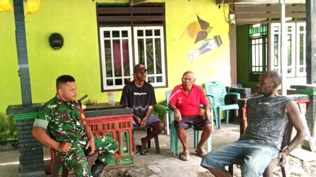 Babinsa Posramil Biak Timur Anjangsana di Kampung Mandon