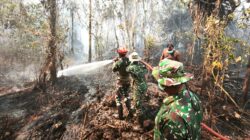 Kodim 1708/BN Bersama Tim Gabungan Padamkan Kebakaran Hutan di Kampung Urfu