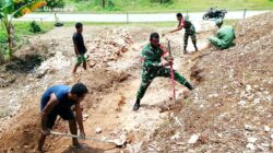 Babinsa Biak Barat Bersama Warga Karya Bakti Pembuatan Lapangan Voli