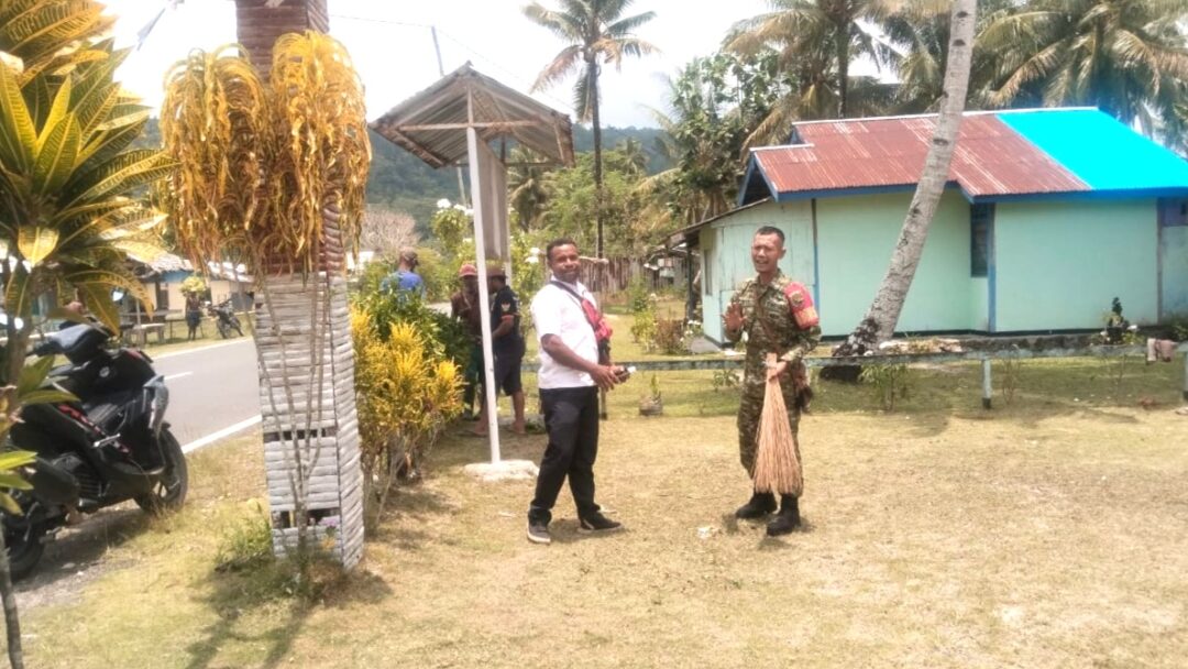 Babinsa Warsa dan Warga Karya Bakti di Kampung Amoy