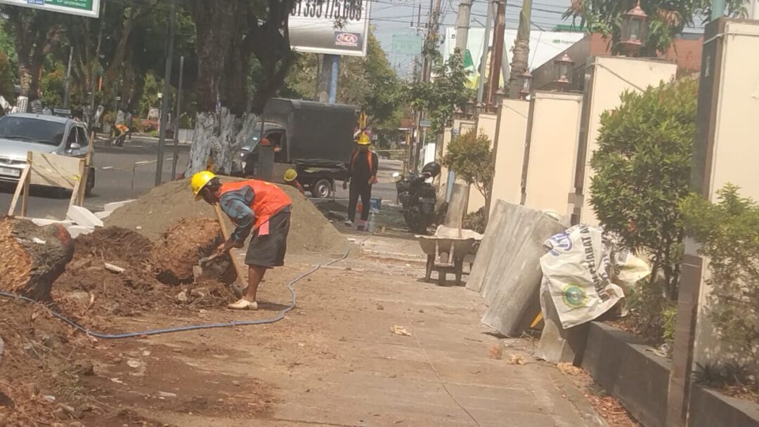 PUPR Magetan Tingkatkan Drainase dan Trotoar Jalan Pahlawan