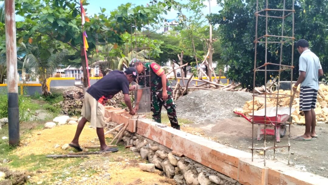 Babinsa Supiori Selatan Gotong-Royong Bersama Warga Cor Balok Sloof Pagar