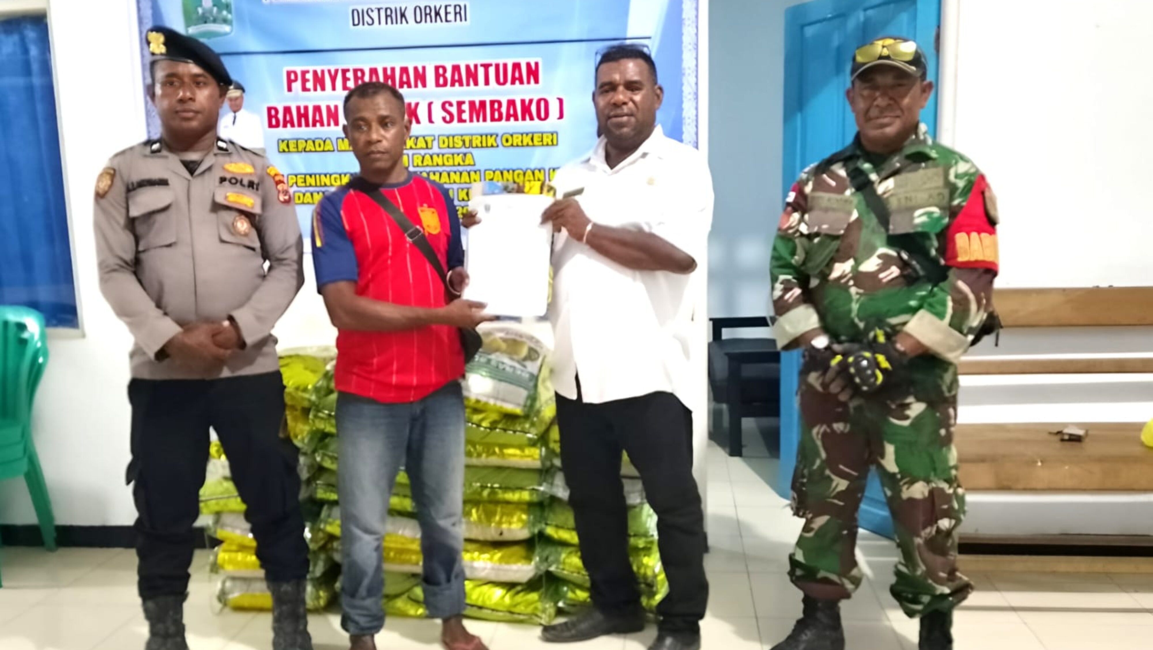 Babinsa Numfor Dampingi Pembagian Bantuan Beras untuk Warga di Distrik Orkeri