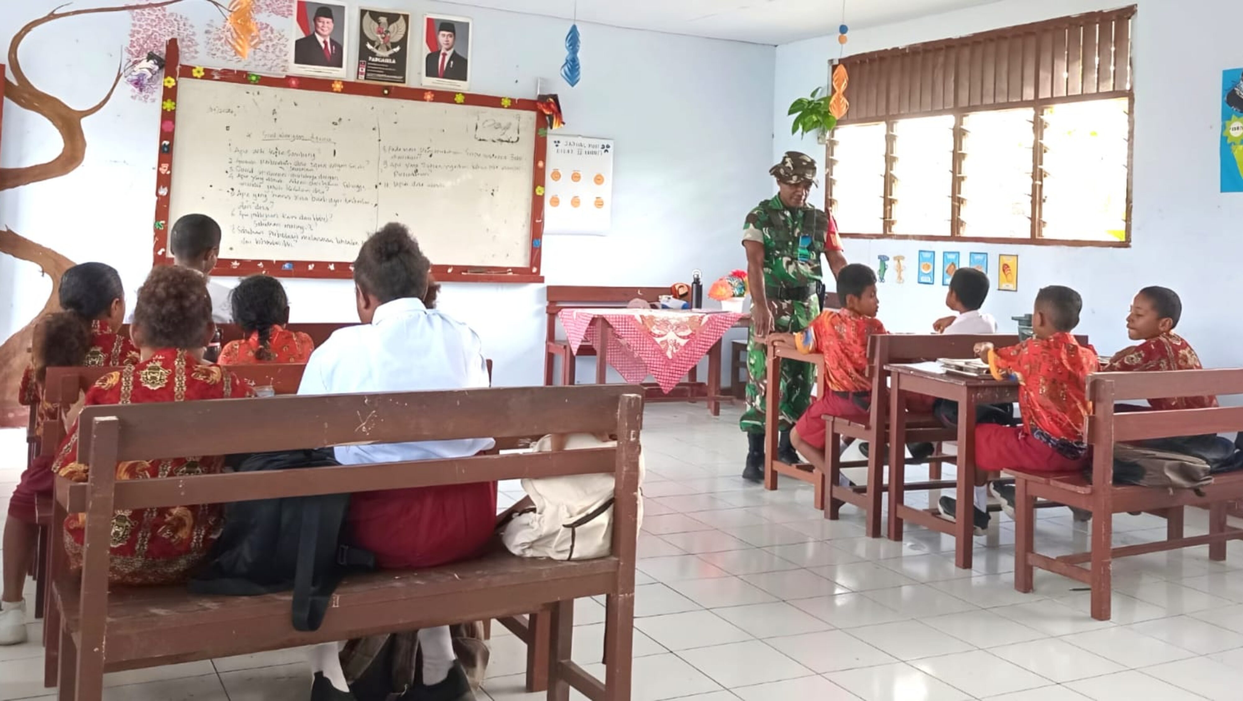 Babinsa Biak Kota Dampingi Pendistribusian MBG di SDN Samau