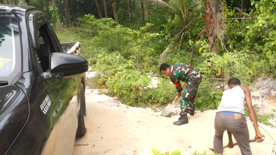 Babinsa Bantu Warga Ambil Pasir untuk Pengecoran Lantai Rumah