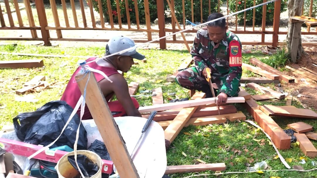 Babinsa Supiori Selatan Bersama Warga Gotong-Royong Membuat Pagar SDN Ababiadi