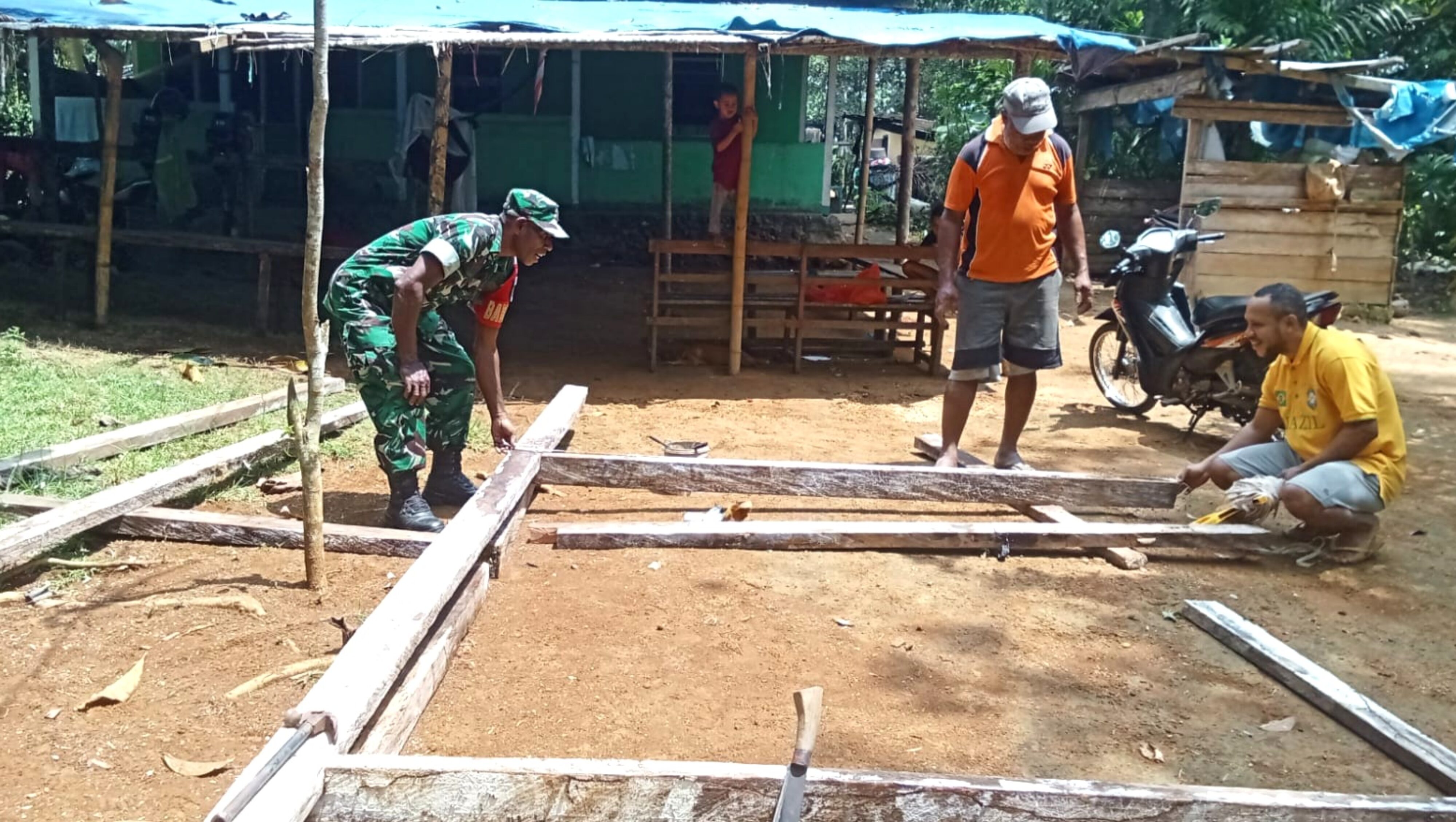 Babinsa Biak Utara Bersama Warga Laksanakan Karya Bakti