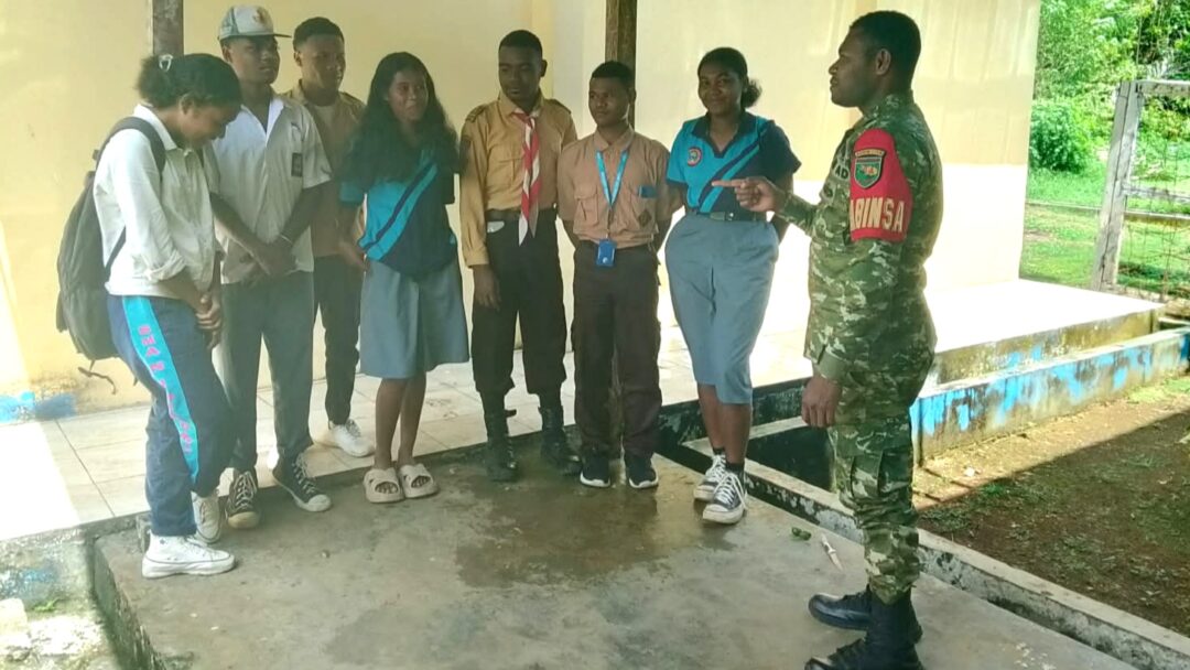 Babinsa Biak Barat Berikan Wawasan Kebangsaan kepada Pelajar