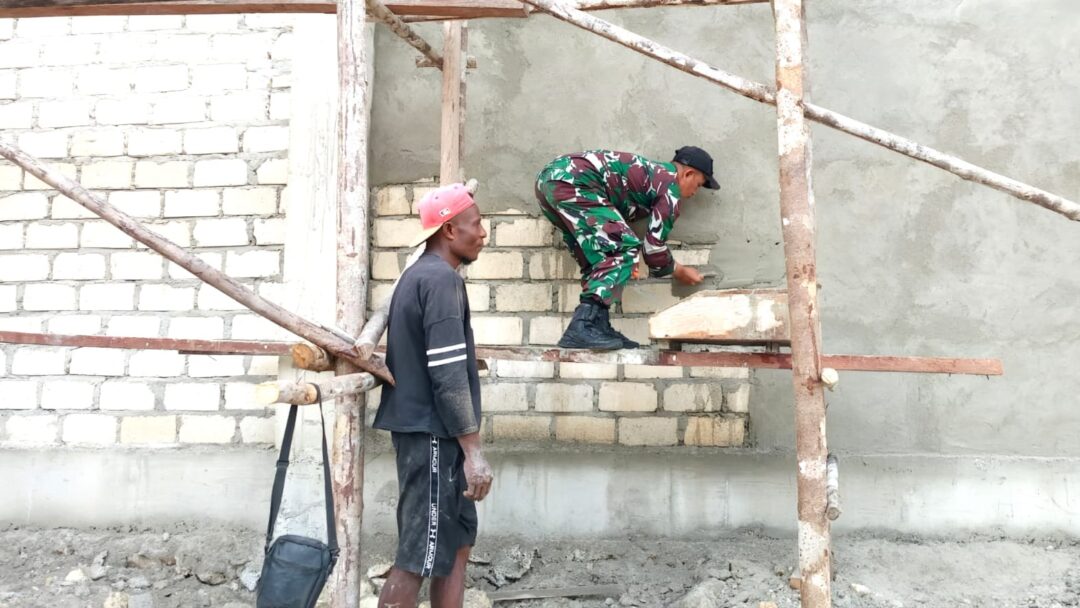Babinsa Bantu Plester Dinding Gereja GKI Silo Serbin