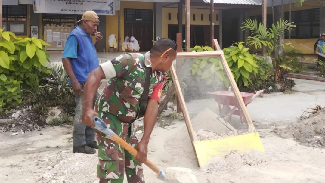 Babinsa Biak Kota Bantu Revitalisasi SMK TIK Yapis Biak