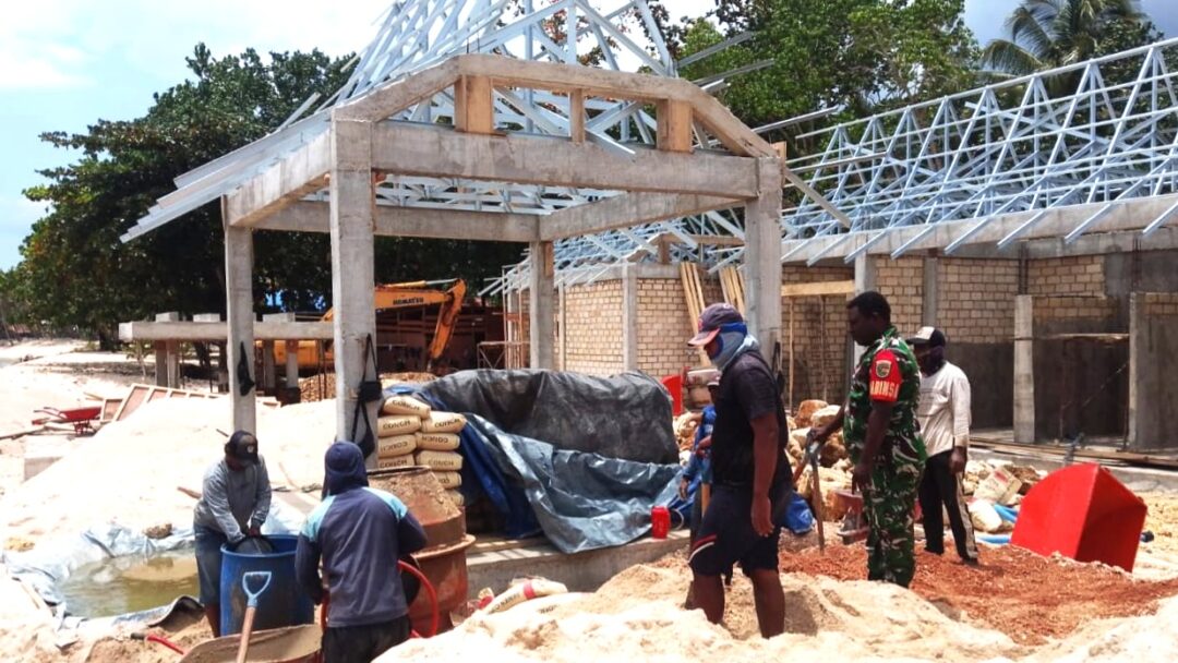 Babinsa Warsa Bantu Pembangunan Koperasi Nelayan di Kampung Marur