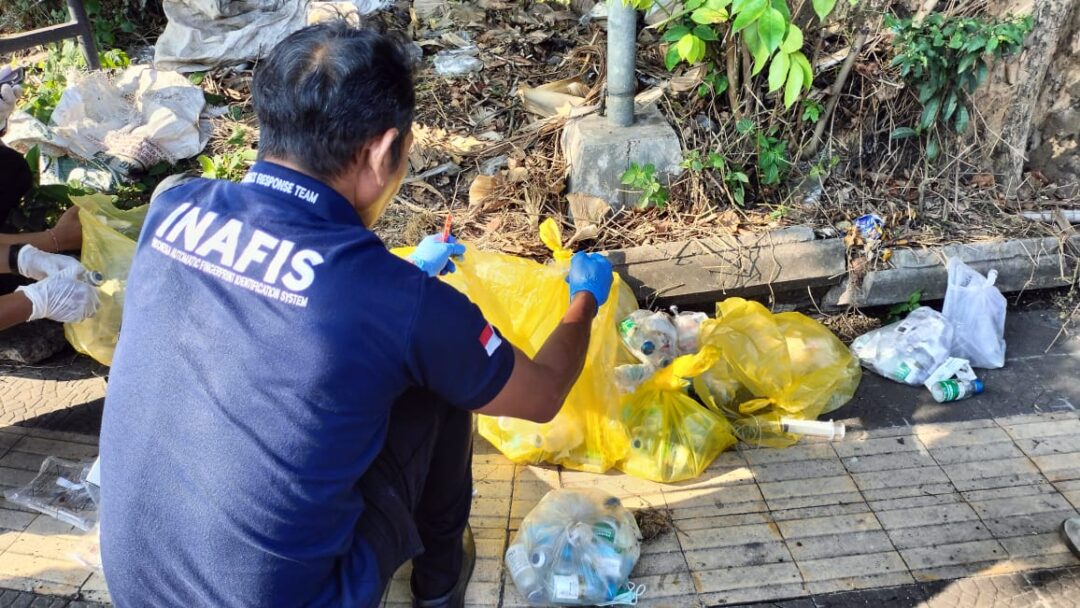 Limbah Medis Diduga Milik RSU Negara Ditemukan Terbuang di Pinggir Jalan