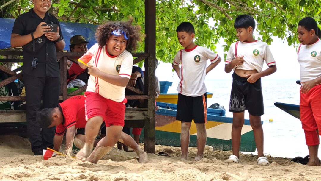 SD Kartika VI-2 Biak Gelar Family Gathering di Pantai Soryar