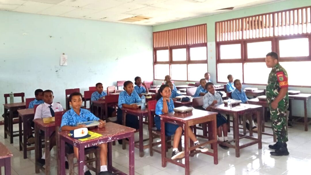 Babinsa Posramil Biak Timur Dampingi Pendistribusian MBG di SMPN 1 Biak Timur