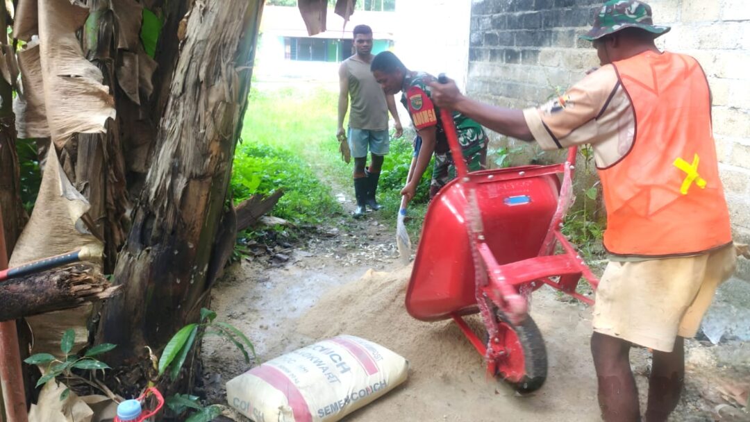 Babinsa Supiori Selatan Bantu Warga Bangun MCK di Kampung Odori