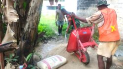 Babinsa Supiori Selatan Bantu Warga Bangun MCK di Kampung Odori