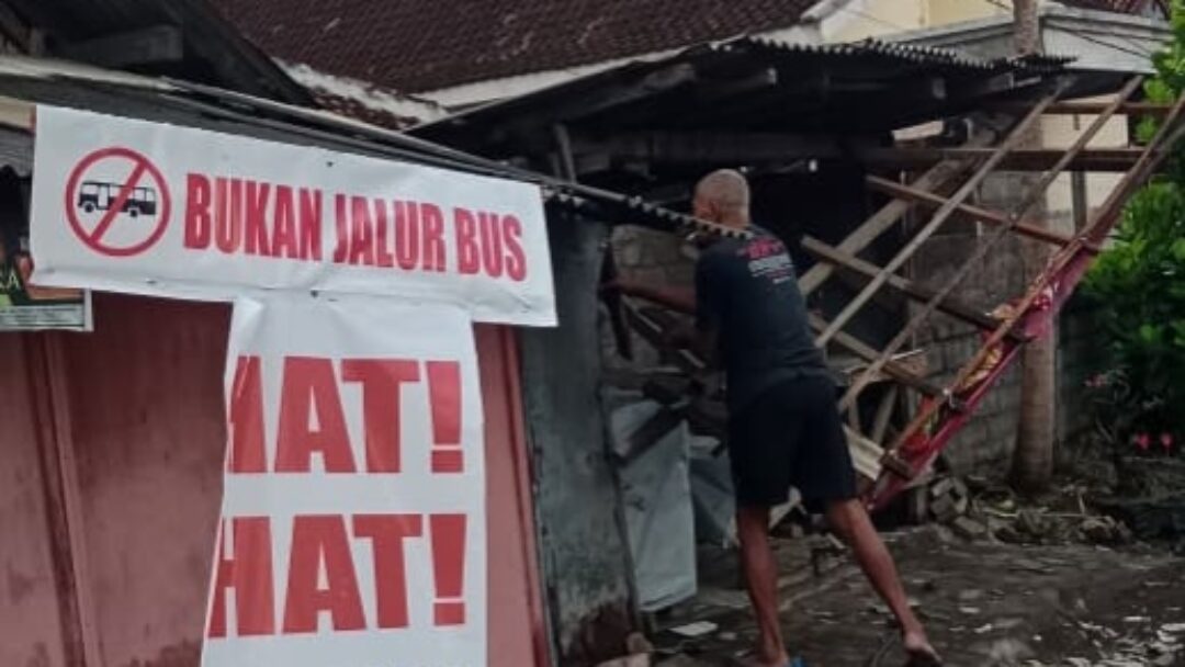Terobos Gang Sempit demi Hindari Macet Gilimanuk, Bus Tabrak Warung Warga