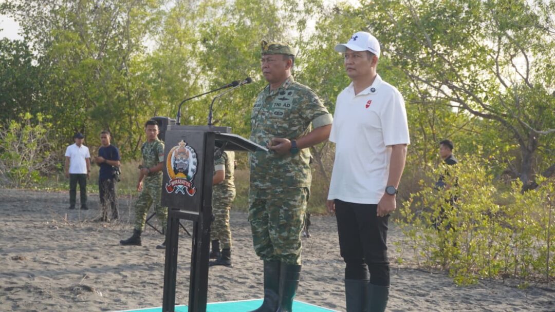 Peringati HUT Ke-81 TNI, Bupati Kembang Hartawan Bersama Danrem 163/Wira Satya Pimpin Penanaman 9.200 Mangrove Di Tuwed Park