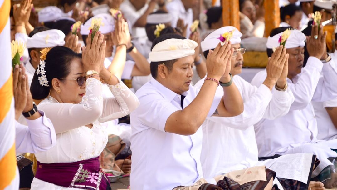 Bupati Kembang Hadiri Karya Pujawali Pura Luhur Dangkahyangan Rambut Siwi