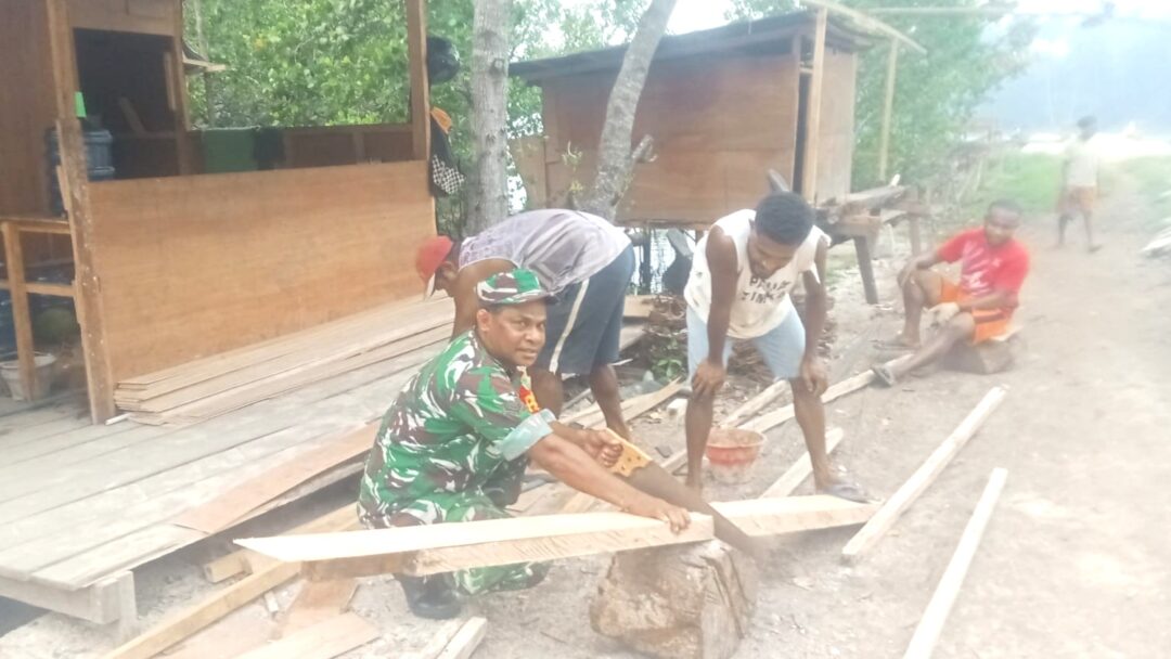 Babinsa Biak Barat Bantu Warga Siapkan Bahan Pembangunan Dinding Jembatan Dermaga