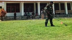 Babinsa Supiori Utara Bersama Warga Gotong-Royong Bersihkan Halaman Gereja GKI Agape
