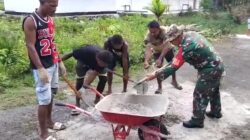 Babinsa Numfor Bantu Warga Buat Batako di Kampung Soribo
