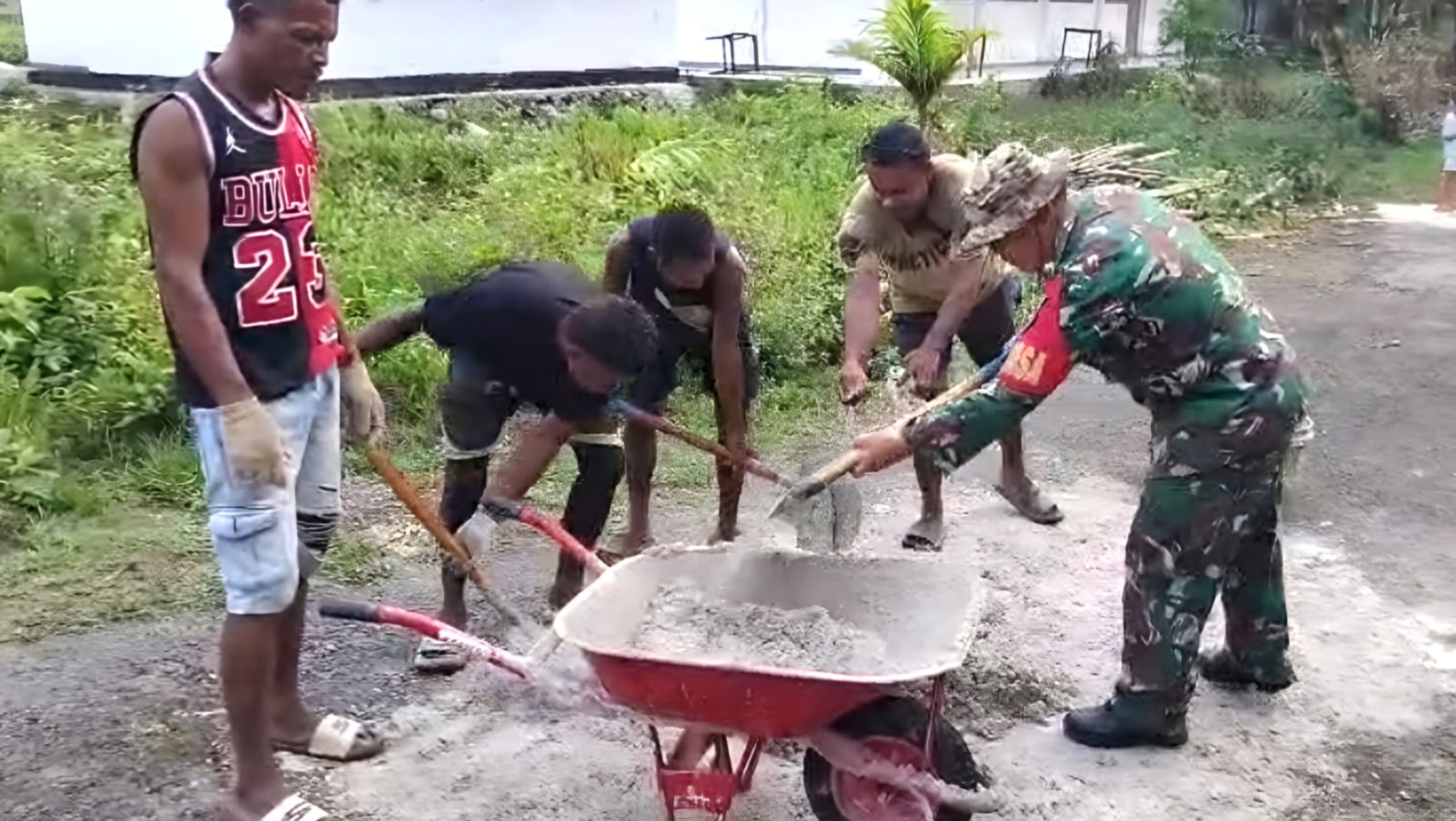 Babinsa Numfor Bantu Warga Buat Batako di Kampung Soribo
