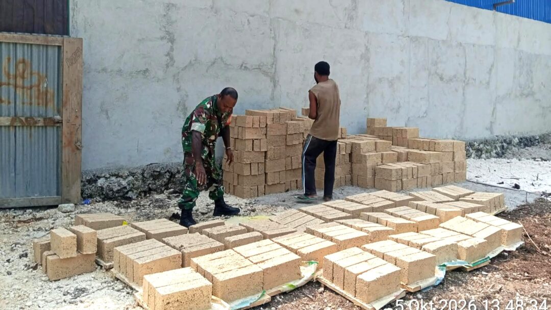 Jalin Kebersamaan, Babinsa Biak Timur Gotong-Royong Bantu Warga Buat Batako