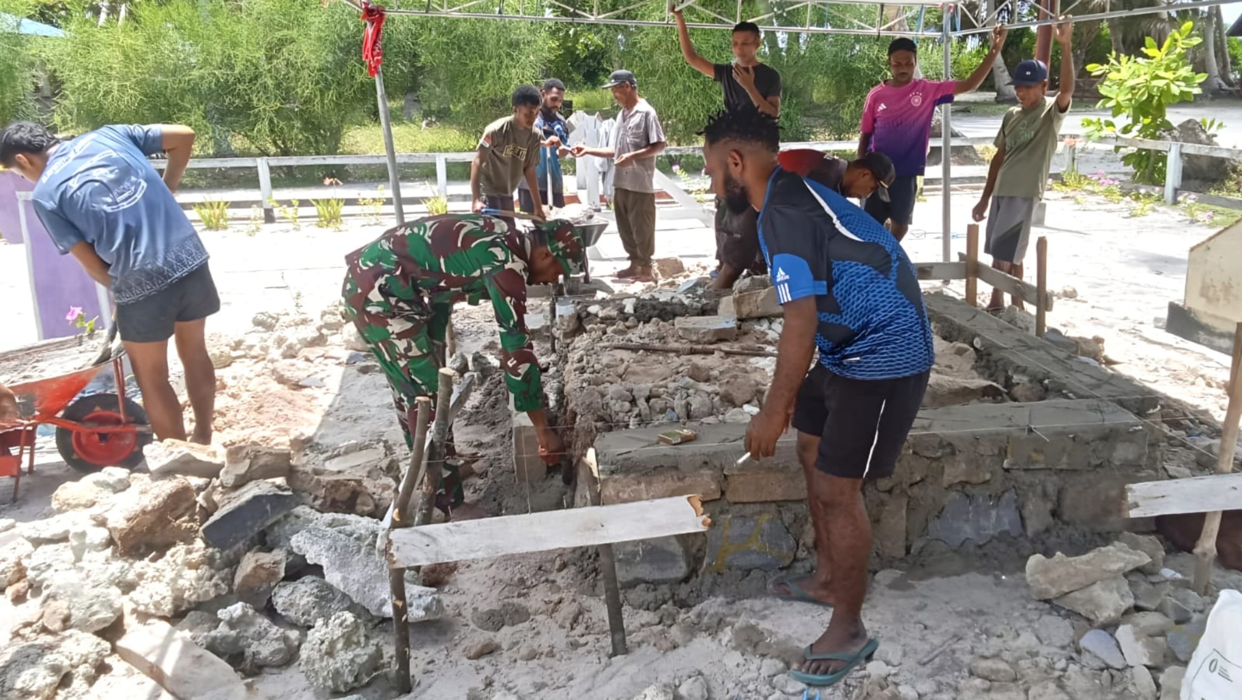 Babinsa Bantu Warga Bangun Pondasi Menara Lonceng Gereja Bethesda