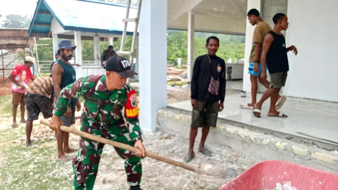 Babinsa Numfor Komsos dengan Masyarakat dan Bantu Kerja Bakti di GKI Silo Serbin
