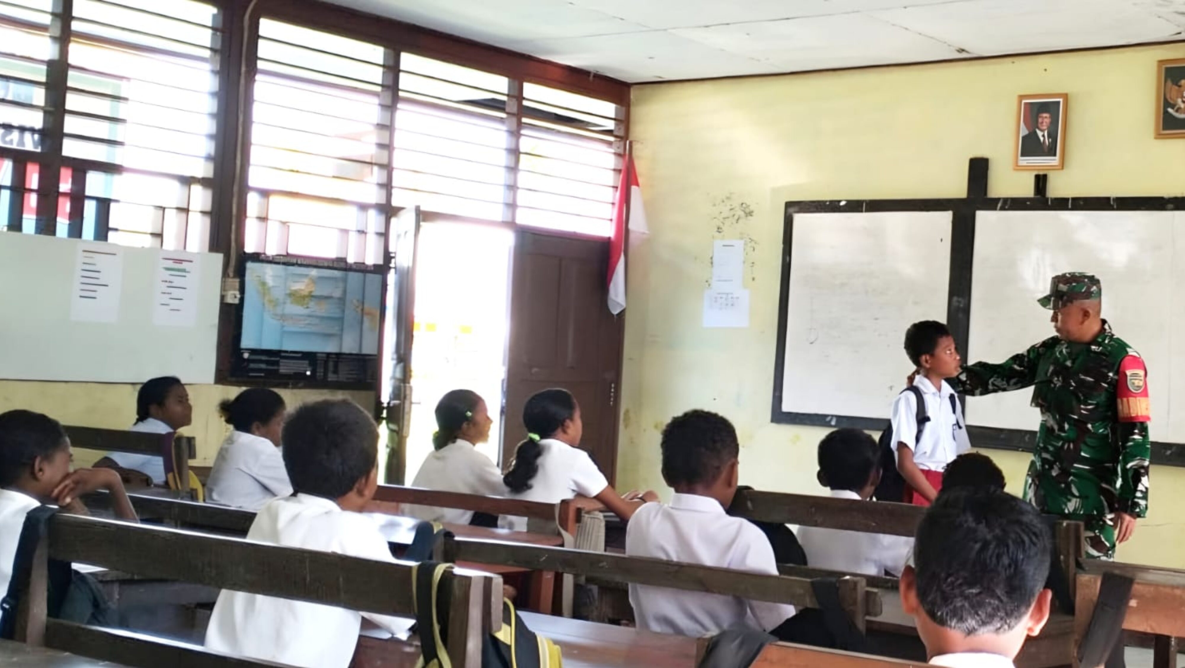 Babinsa Supiori Selatan Berikan Wasbang kepada Muris SD YPK Korido