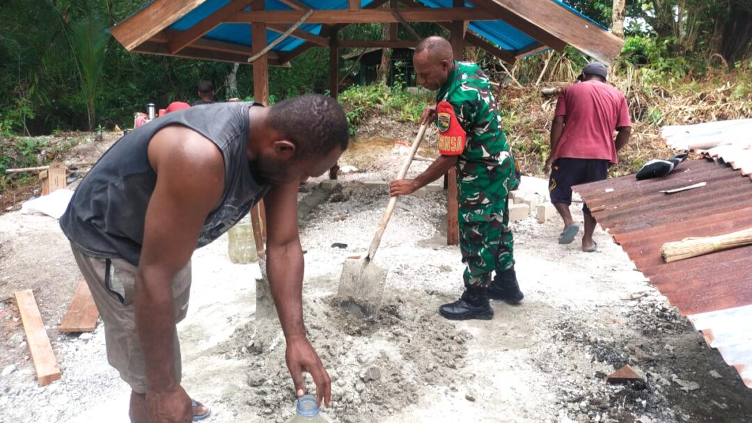 Babinsa Biak Kota Bersama Warga Gotong-Royong Rehab Makam di Kampung Mokmer