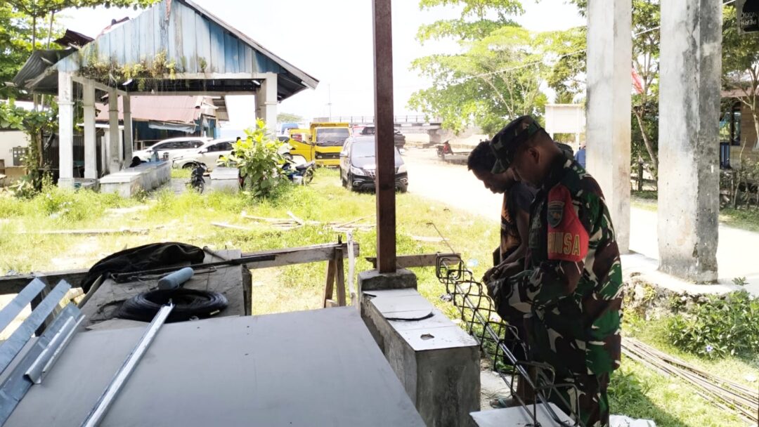 Babinsa Bantu Warga Rakit Besi Beton Pagar di Kampung Odori