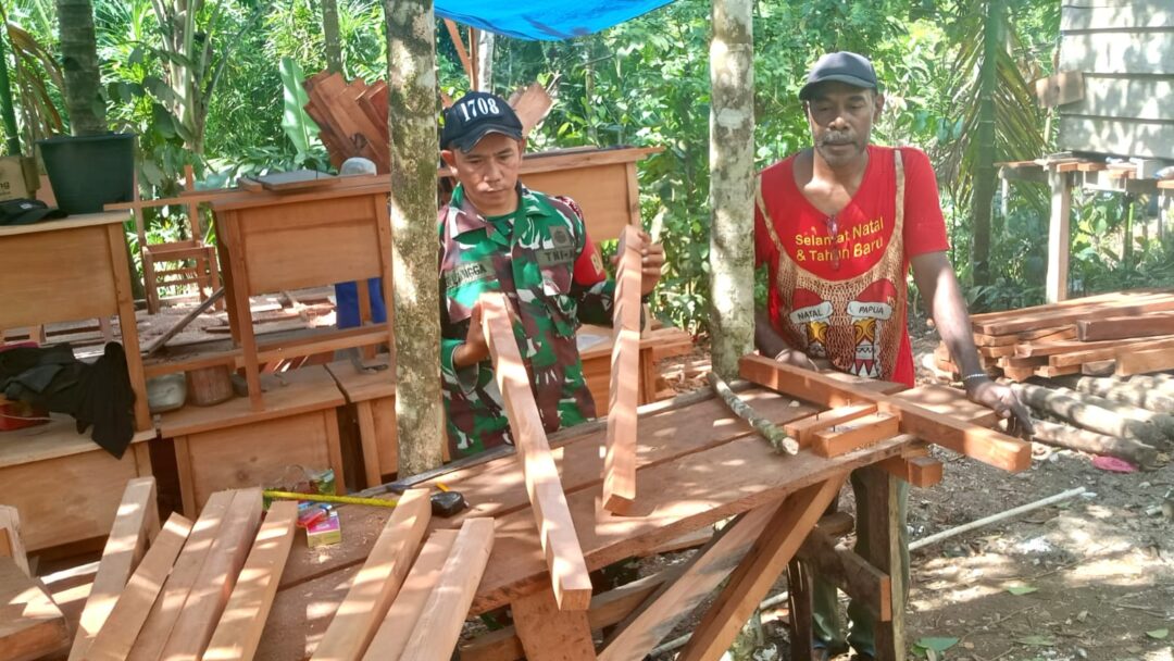 Babinsa Jalin Keakraban dengan Pengrajin Kayu di Kampung Bawei