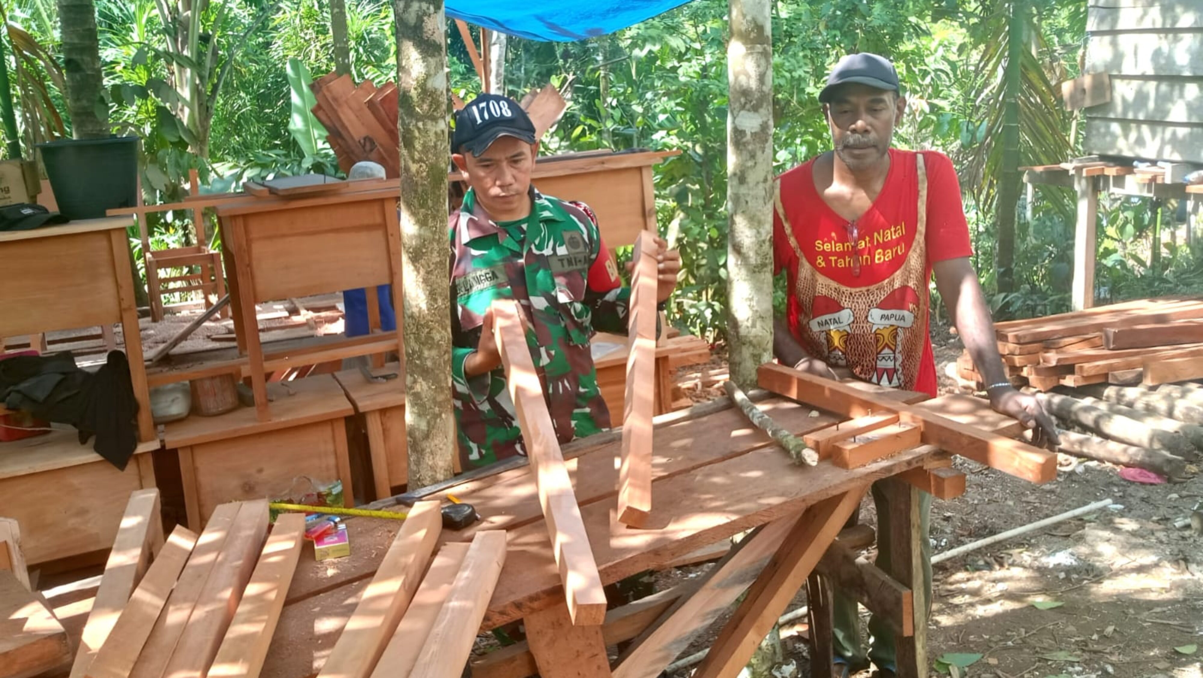 Babinsa Jalin Keakraban dengan Pengrajin Kayu di Kampung Bawei
