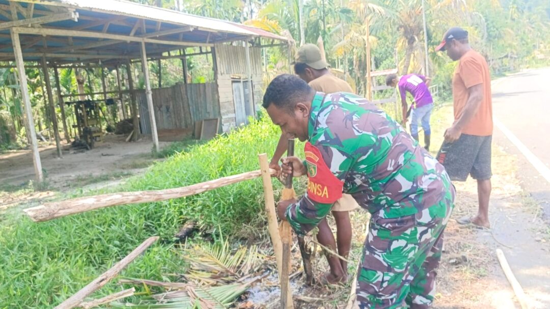 Babinsa Biak Utara Gelar Karya Bakti Pembuatan Pagar di Kampung Yobdi
