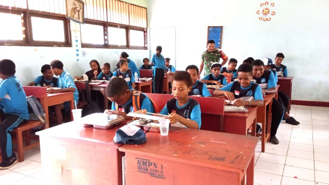 Babinsa Posramil Biak Timur Dampingi Pendistribusian MBG di SMPN 1 Biak Timur