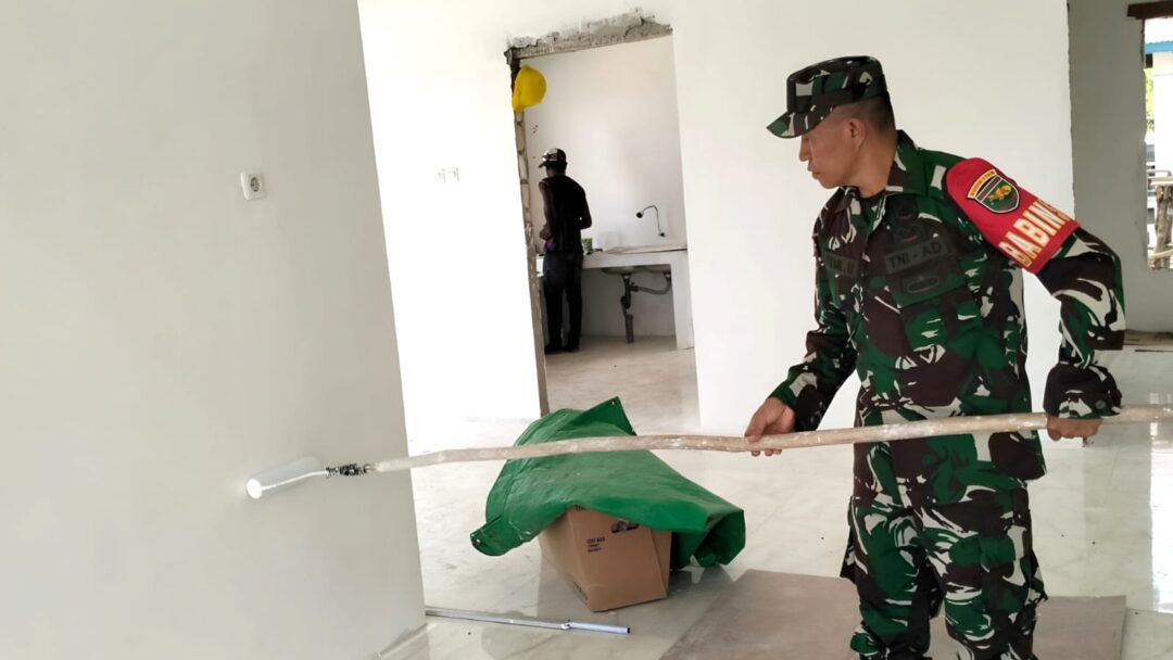 Babinsa Supiori Selatan Bantu Warga Binaannya Cat Rumah